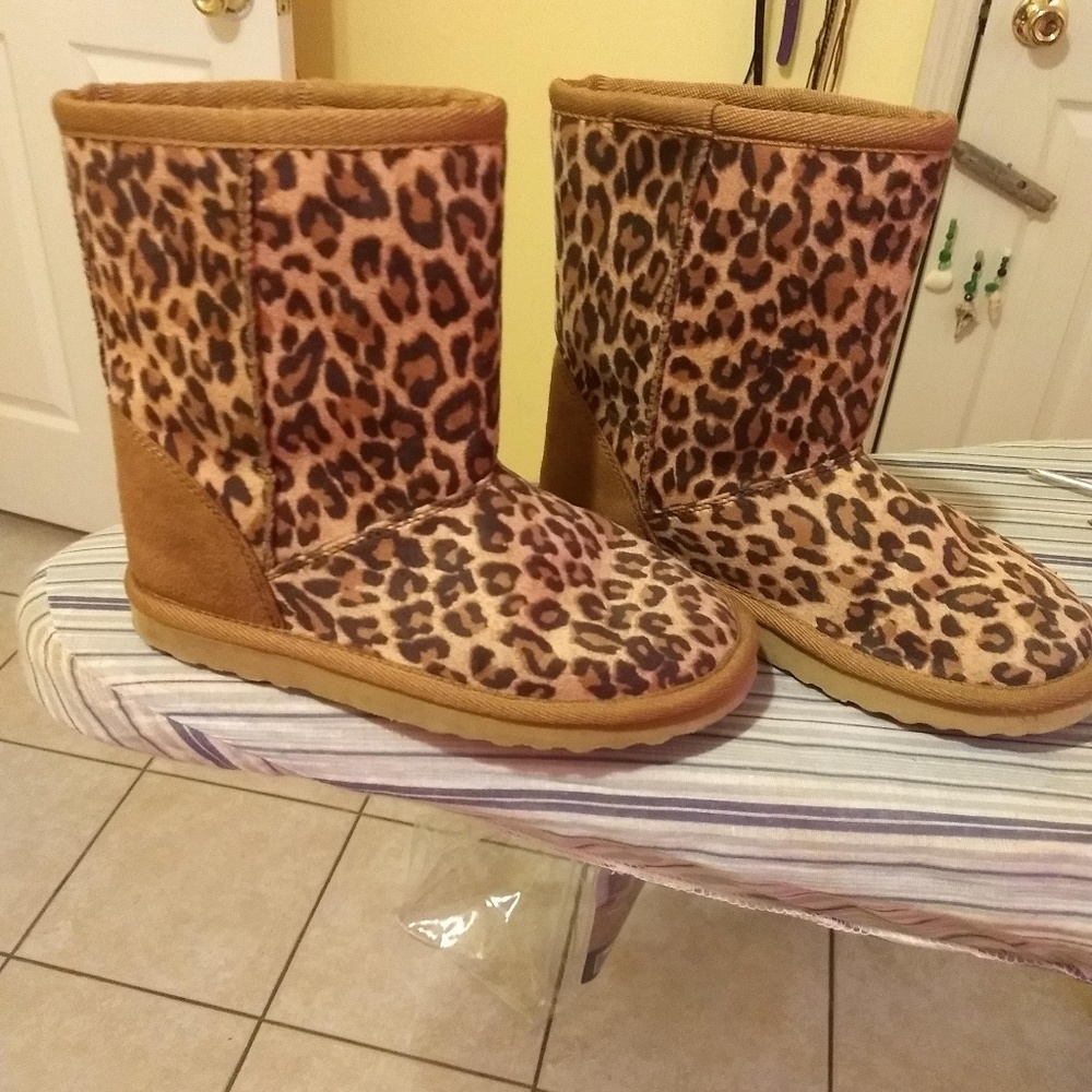 Girls cheetah boots